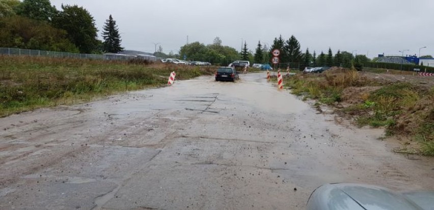 Potop na objeździe na Bugno. Niektórzy pchają się przez wiadukt [zdjęcia]