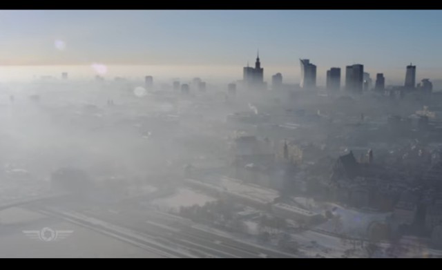 Warszawa "tonie" w smogu. Przerażający widok na stolicę z wysokości [WIDEO]