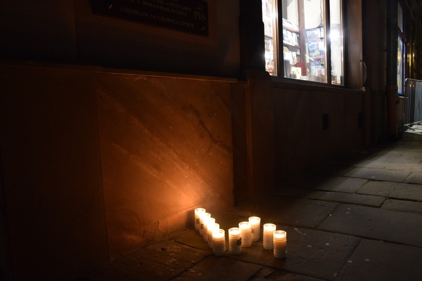 Płoną znicze przed biurem PiS w Jarosławiu. To symbol akcji "Pogrzeb praw kobiet" [ZDJĘCIA]