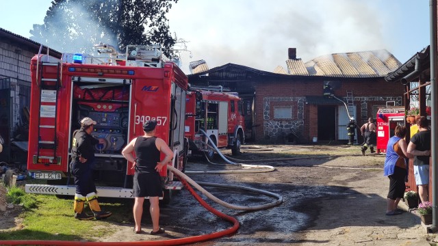 Groźny pożar stodoły i chlewni w Sierosławiu (gm. Moszczenica). Na dachu stodoły znajdowała się instalacja fotowoltaiczna