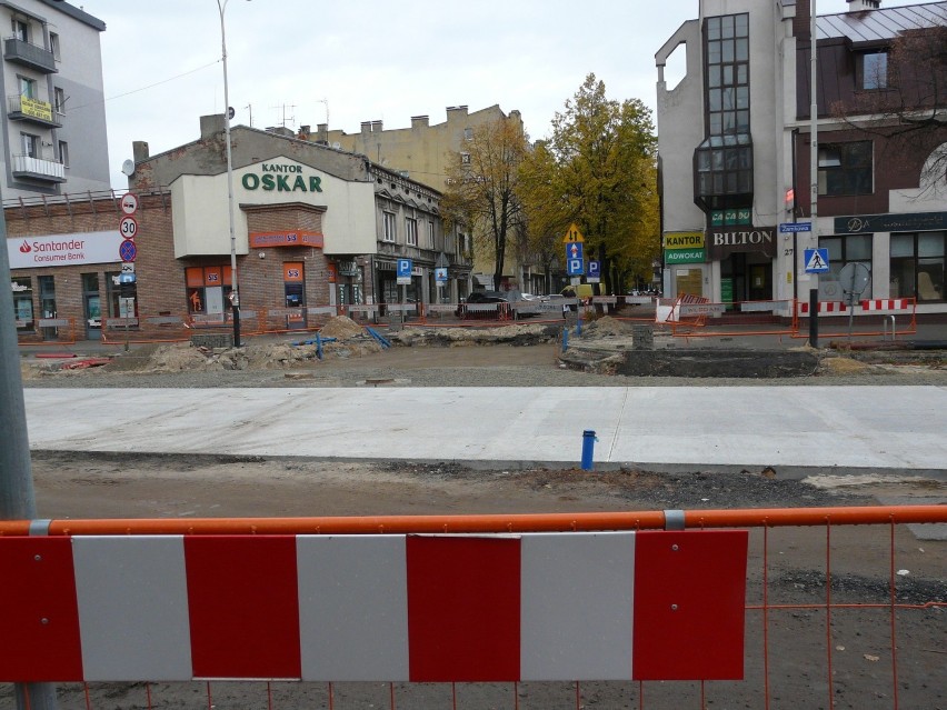 Leją beton na ul. Zamkowej w Pabianicach. Postęp prac przy remoncie torowiska ZDJĘCIA