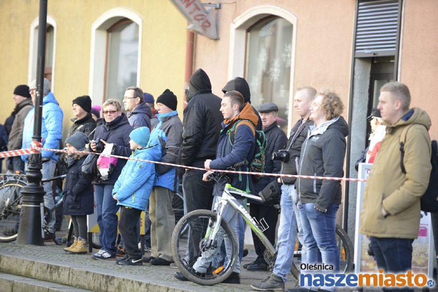 Inscenizacja stanu wojennego na oleśnickim rynku