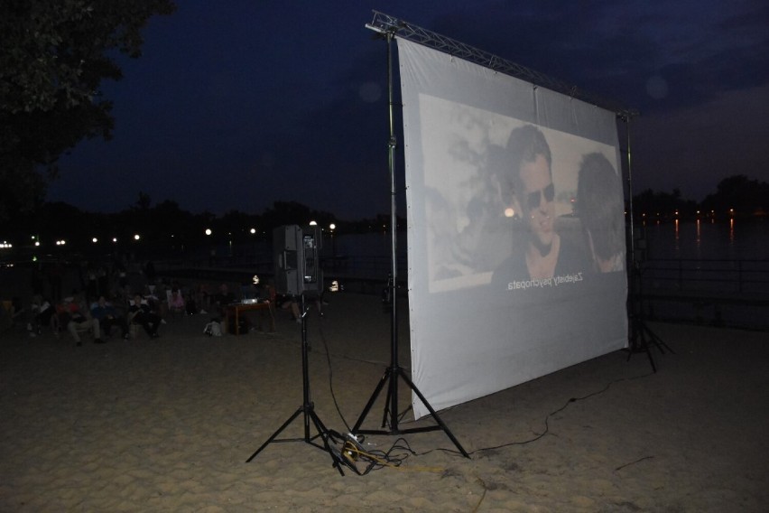 Wągrowiec. Seans kina plenerowego na plaży miejskiej w Wągrowcu 
