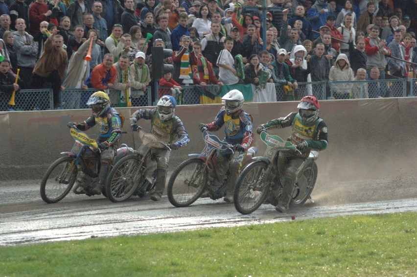 Na żużlowe lubuskie derby w sezonie 2006 kibice w Zielonej...