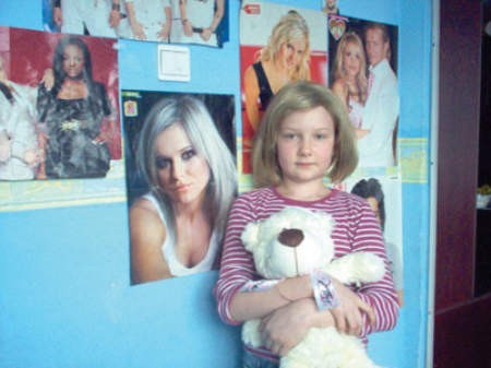 Pokój dziewczynki obwieszony jest plakatami Dody. Z ulubioną wokalistką dziewczynka miała okazję się spotkać po chemioterapii. Dostała od niej wówczas na pamiątkę maskotkę.