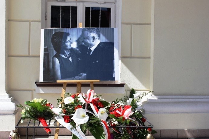 Rocznica katastrofy smoleńskiej: Zdjęcie prezydenckiej pary przed ratuszem