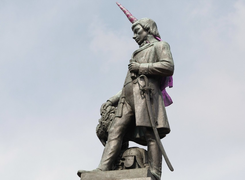 Przebrany pomnik Kościuszki w Łodzi