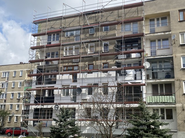 W centrum Olkusza ruszyły prace związane z ociepleniem bloków mieszkalnych