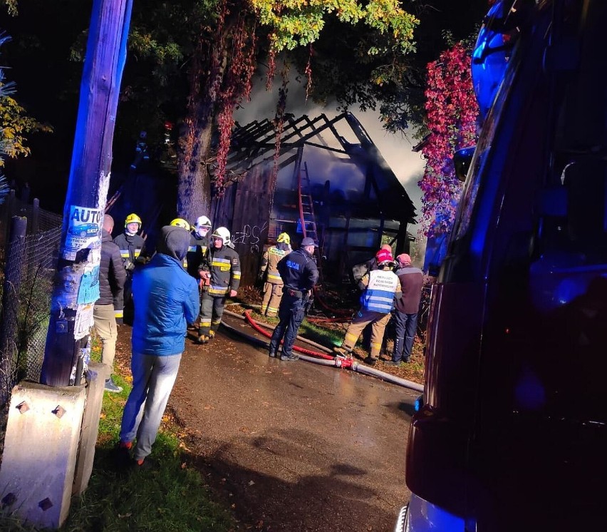 Wieczorny pożar  budynku gospodarczego w Wieprzu. Na miejsce przybyło kilka jednostek straży pożarnej