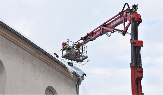 20 grudnia 2022, w godzinach szczytu komunikacyjnego, Oświęcim został sparaliżowany. To za sprawą odśnieżania dachu kościoła przy głównej arterii miasta.