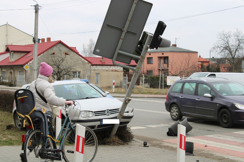 Miał blisko 2,5 promila i jechał z dzieckiem. Uderzył w sygnalizację na 18 Stycznia w Wieluniu