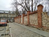 Trwa renowacja ocalałego fragmentu muru z czasów powstania kolei Warszawsko-Wiedeńskiej w Częstochowie