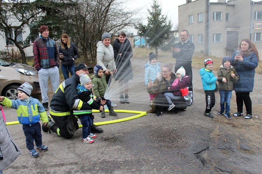 Wizyta strażaków z JRG Złotów u Krystianka Rutkowskiego i jego przyjaciół