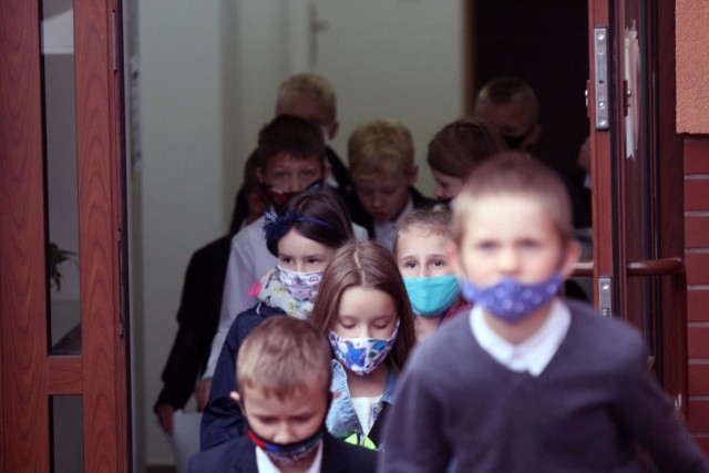 Reżim sanitarny wprowadzony w szkołach spowodowany koronawirusem jest pełen sprzeczności. Zebraliśmy najbardziej jaskrawe nielogiczności w wytycznych dla szkół. A właściwie są to najbardziej jaskrawe przykłady przepisów, które stoją (teraz lub za chwilę) w sprzeczności z praktyką szkolną.

Oto 7 nielogicznych przepisów, które przeczą szkolnej praktyce. Jak wytłumaczyć antycovidowe prawo dzieciom?

Zobacz kolejny przepis. Przesuwaj zdjęcia w prawo - naciśnij strzałkę lub przycisk NASTĘPNE