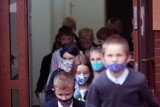 Rok szkolny w cieniu pandemii: 7 przykładów nielogicznych przepisów w szkole w czasach koronawirusa