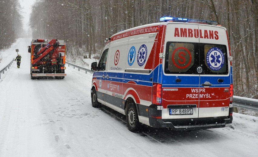 Wypadek w Zalesiu pod Przemyślem. Volkswagen dachował w głębokim rowie, w środku były dwie kobiety [ZDJĘCIA]