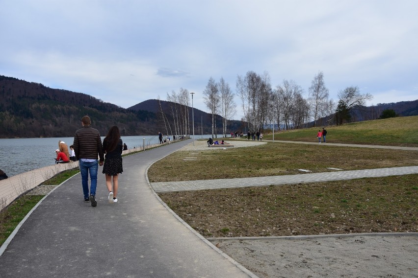 Gorlickie. Gorliczanie spędzają czas nad Klimkówką. Jedni odpoczywają na kaskadzie, inni spacerują pomiędzy Słoneczną Przystanią a Woprówką