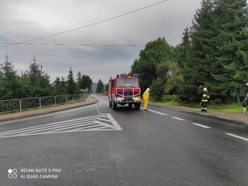 Podłopień wypadek. Czołowe zderzenie na trasie Tymbark–Rabka Zdrój. Dwie osoby są ranne [ZDJĘCIA]