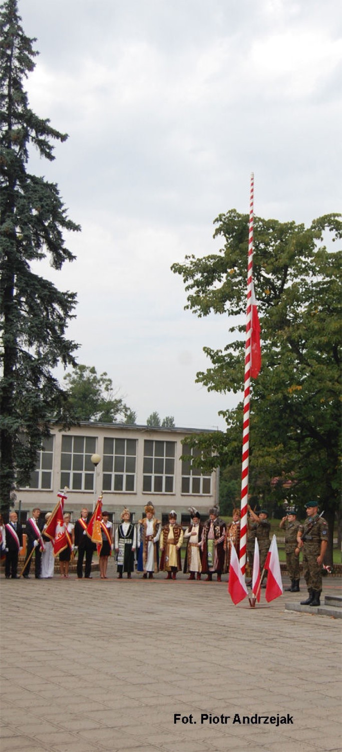 Wciągniecie flagi państwowej na maszt. Fot. Piotr Andrzejak