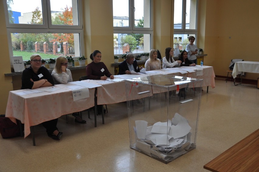 Wybory parlamentarne. Mieszkańcy powiatu pleszewskiego ruszyli do urn