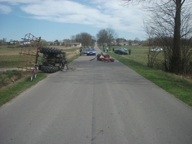 Zderzenie osobówki z traktorem w Korzeniowie