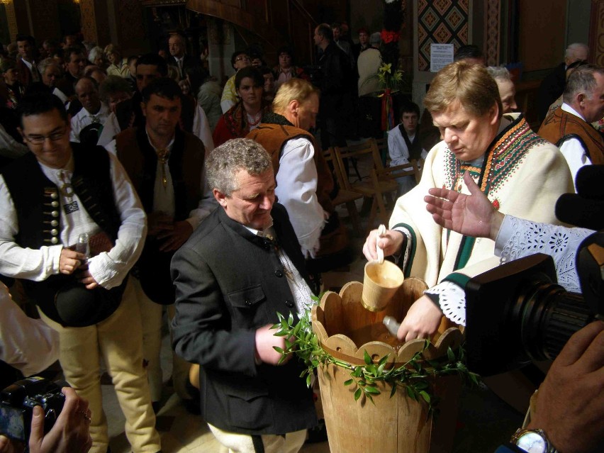 Bacowie przyszli gromadnie do ludźmierskiego sanktuarium aby poświęcić swoje kierdle owiec