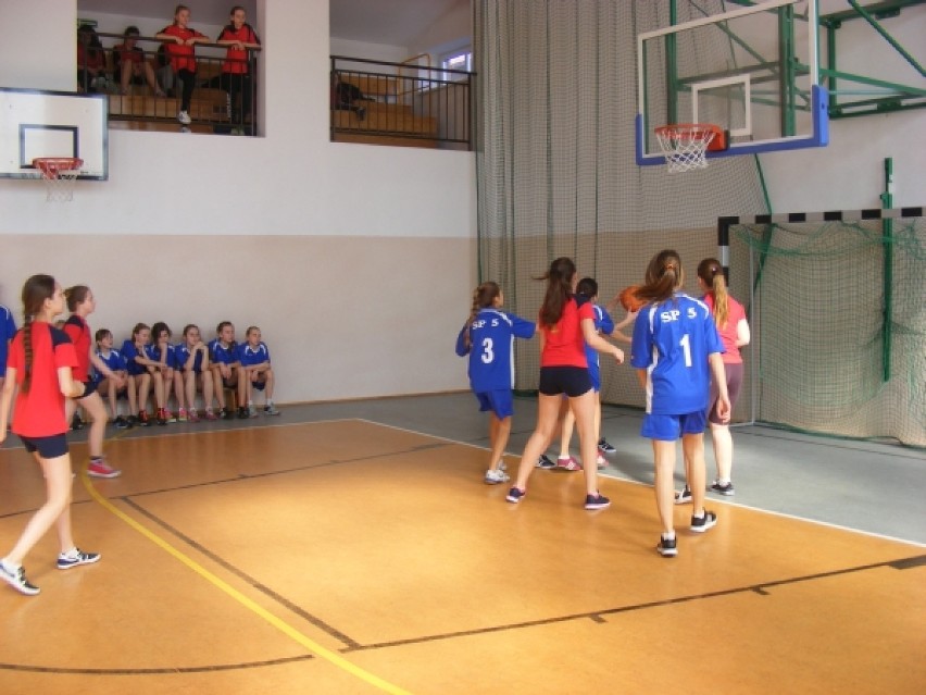 Mistrzostwa Powiatu Wieluńskiego w mini koszykówce dziewcząt[Zdjęcia]