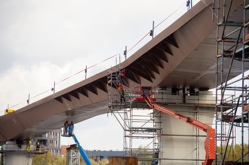 Budowa mostu na Pragę idzie zgodnie z planem. Zakończono...