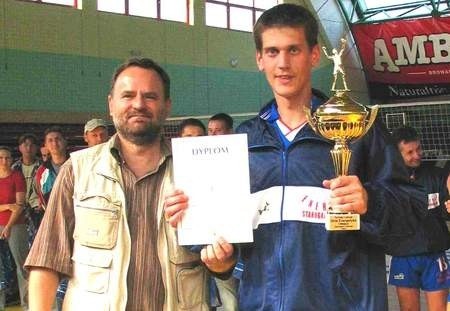 Marek Jachimek (z lewej) i Sebastian Winiarski z okazałym pucharem i dyplomem za zwycięstwo.Fot. Tomasz Rogalski