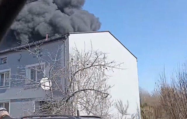 Pożar w Blachowni w zakładzie produkcji zniczy. Kłęby dymu nad miastem