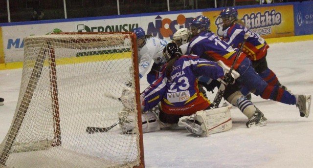 Hokeistki Unii Oświęcim (białe stroje), wicemistrzynie Polski, przegrały w Bytomiu w mistrzowską Polonią 6-10.