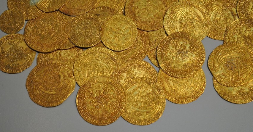 W bydgoskiej katedrze znaleziono złote monety! Archeolog: "To najcenniejszy skarb odnaleziony w Bydgoszczy"