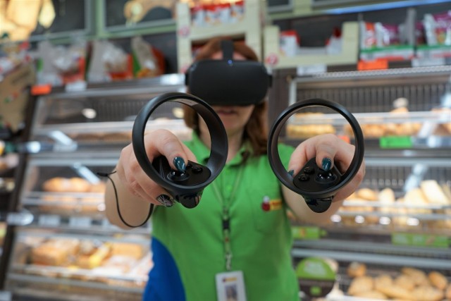 Pracowniczka Biedronki podczas szkolenia za pomocą gogli VR