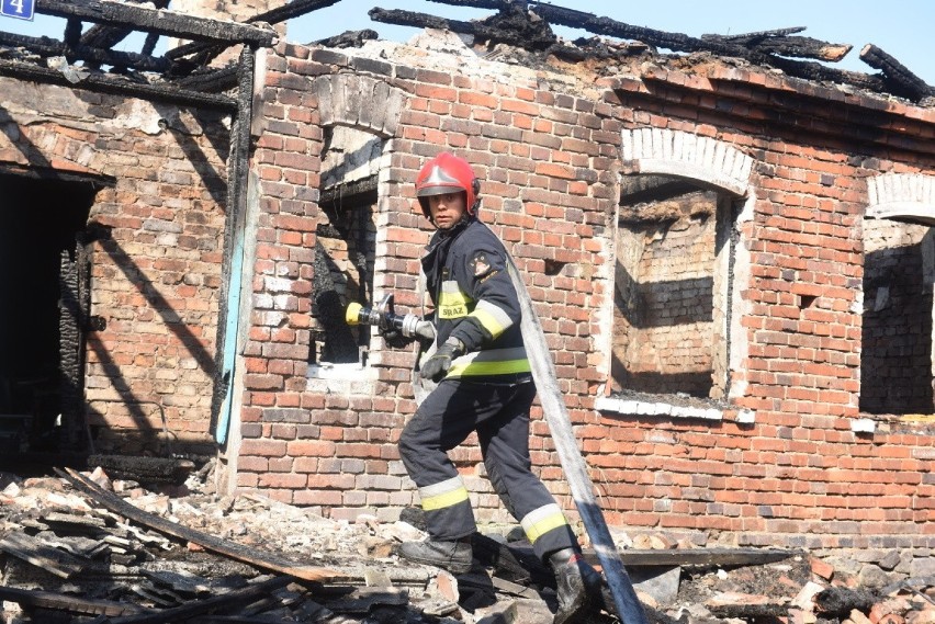 Pożar w Przybymierzu gasi osiem zastępów straży pożarnej.