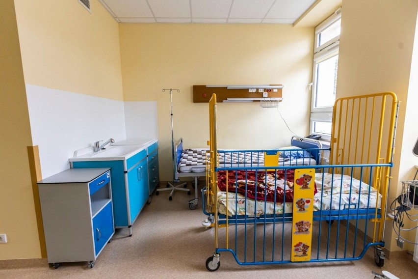 Kraków. Łóżka dla rodziców małych pacjentów trafiły do Szpitala Żeromskiego. To wsparcie od Fundacji Ronalda McDonalda