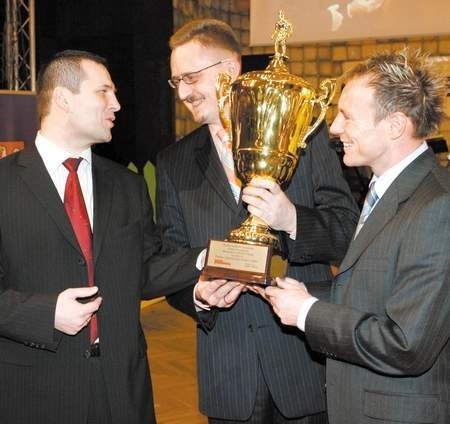 Najlepszy trener w regionie, Czesław Michniewicz (z lewej)...