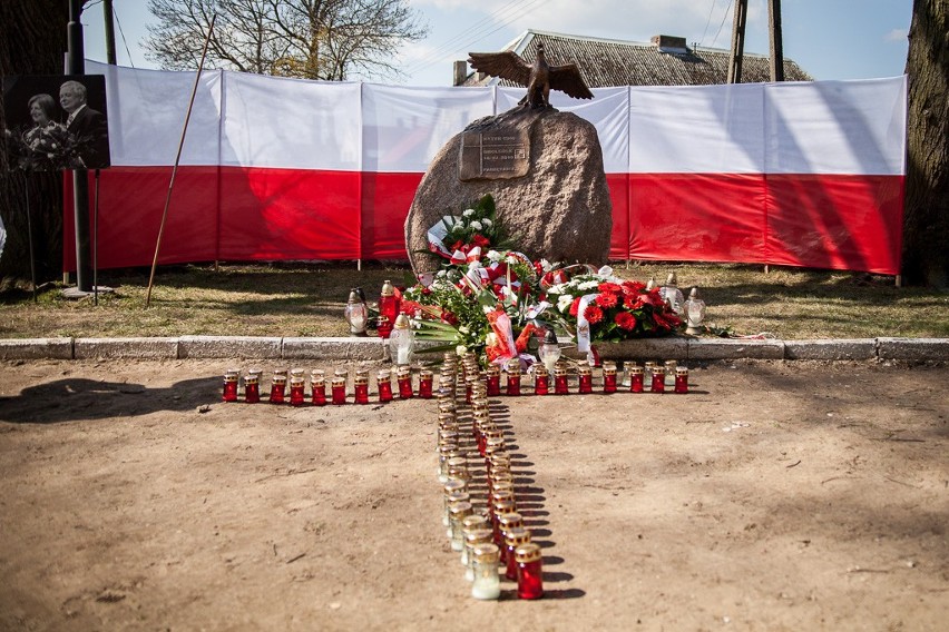 Odsłonięcie Pomnika Pamięci Ofiar Katynia i Smoleńska w Biezdrowie [GALERIA]