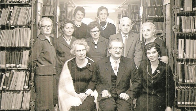 Marian Pelczar (siedzi w środku) z pracownikami Biblioteki Gdańskiej PAN