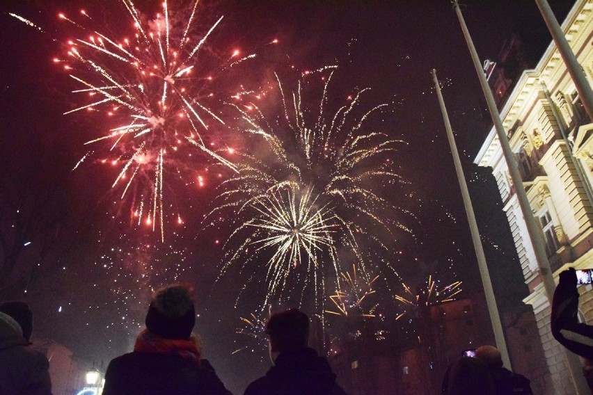 Powitanie Nowego Roku w Bielsku-Białej. Ostatni taki pokaz fajerwerków [ZDJĘCIA, WIDEO]