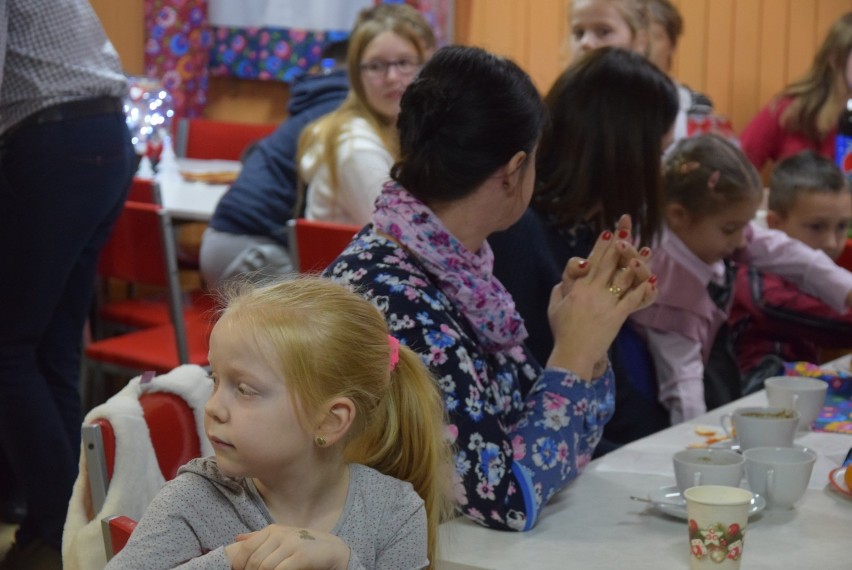 ŚWIĘTA: Święty Mikołaj odwiedził dzieci w Trzemesznie [ZDJĘCIA + FILM]