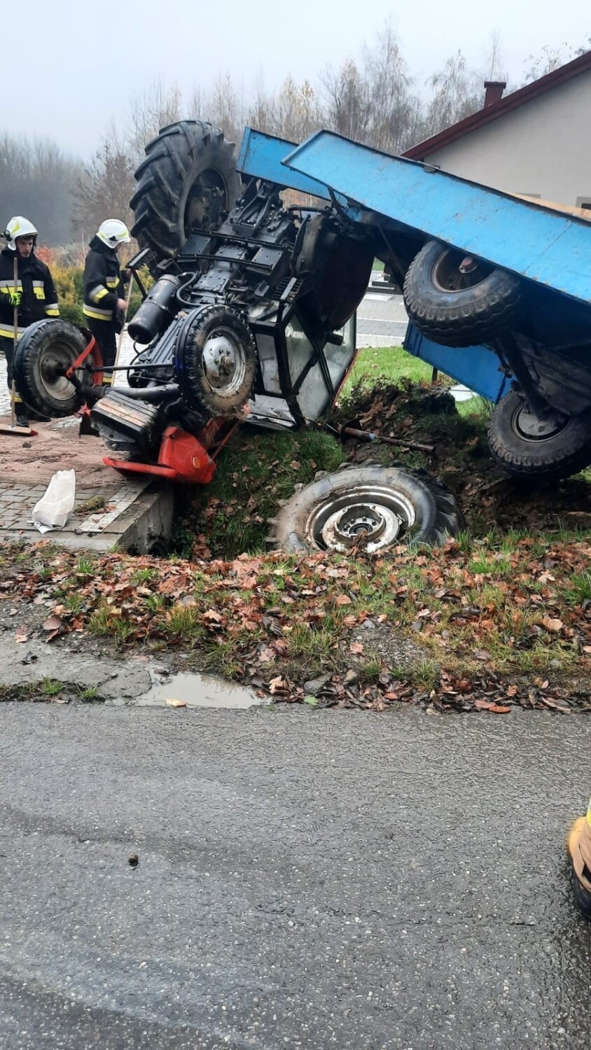 Wypadek ciągnika rolniczego przewożącego drewno w Buczynie,...
