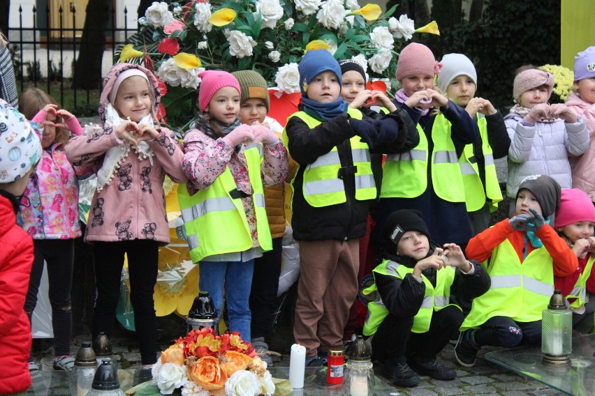 Dzieci udekorowały pomnik papieża Jana Pawła II w...