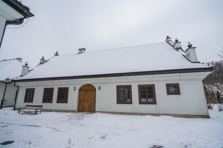 Skansen i Miasteczko Galicyjskie w Nowym Sączu w zimowej scenerii