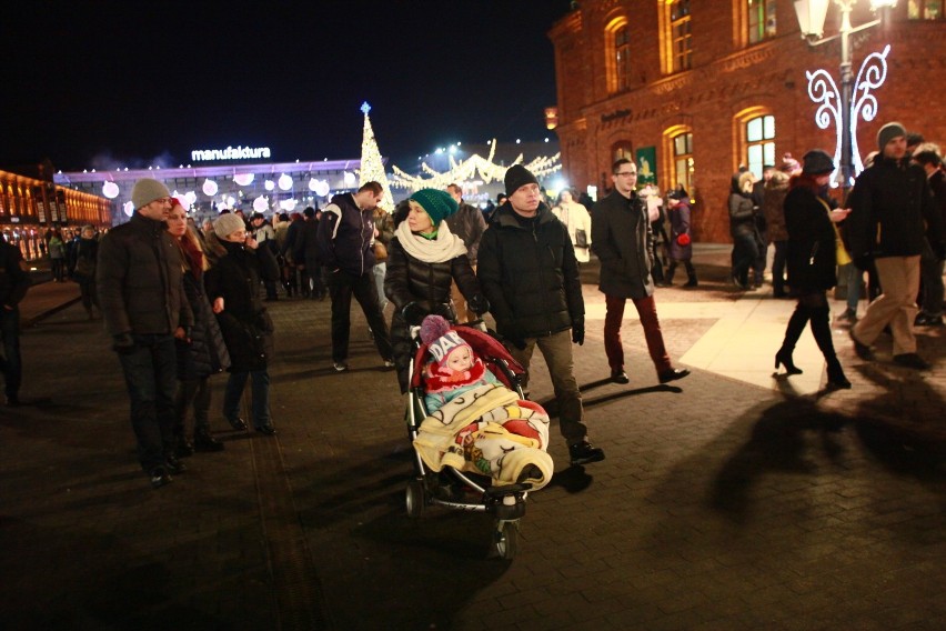 Sylwester 2016 w Łodzi. Fajerwerki w Manufakturze. Łodzianie...