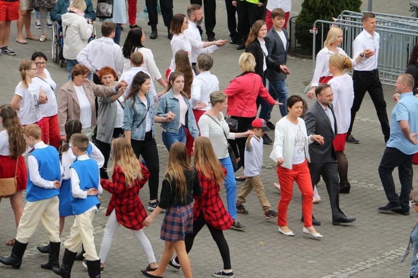 Mieszkańcy Złotowa tańczą poloneza na Placu Paderewskiego [FOTO, WIDEO]