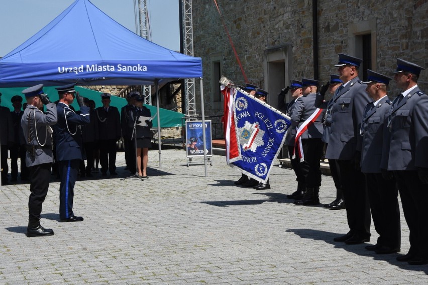 Święto Policji na zamkowym dziedzińcu w Sanoku. Awanse, gratulacje i podziękowania