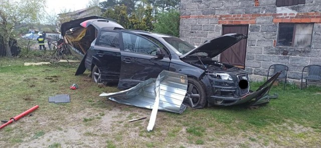 Kompletnie pijany uciekał przed policją. O mały włos potrąciłby grupę dzieci. Policyjny pościg zakończył się rozbiciem auta