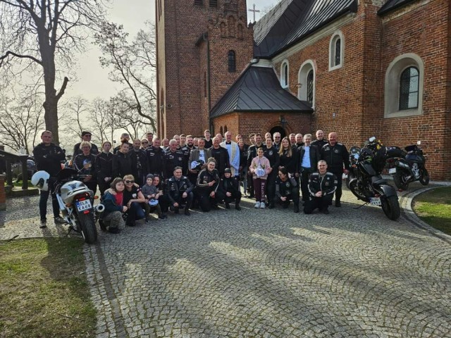 Wspólną święconkę zorganizowali działacze Stowarzyszenia Motocykliści Zduńska Wola. Na miejsce poświęcenia pokarmów wybrali kościół pw. św. Urszuli w Strońsku.