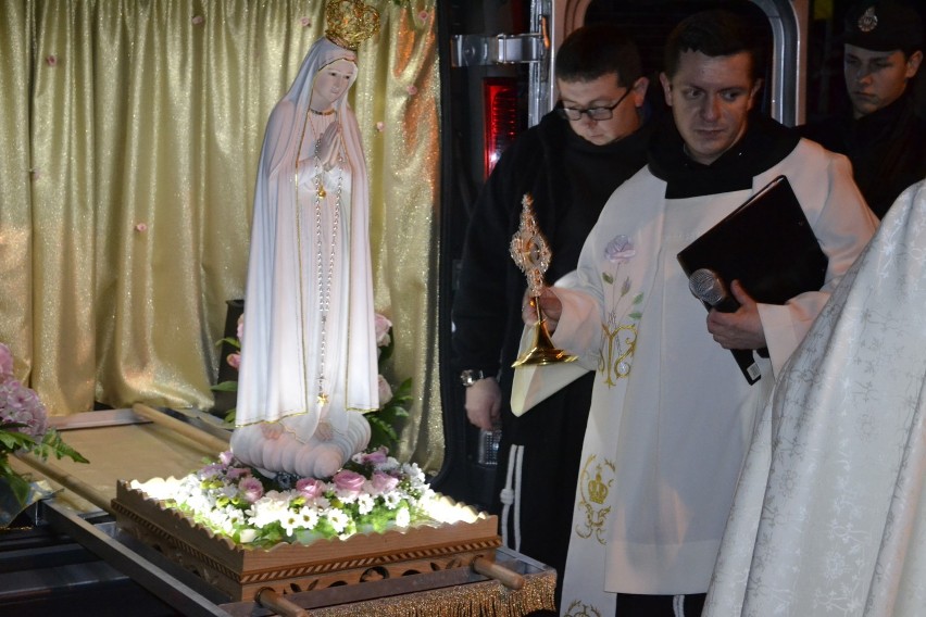 Figurka Matki Boskiej Fatimskiej w parafii w Stanowicach