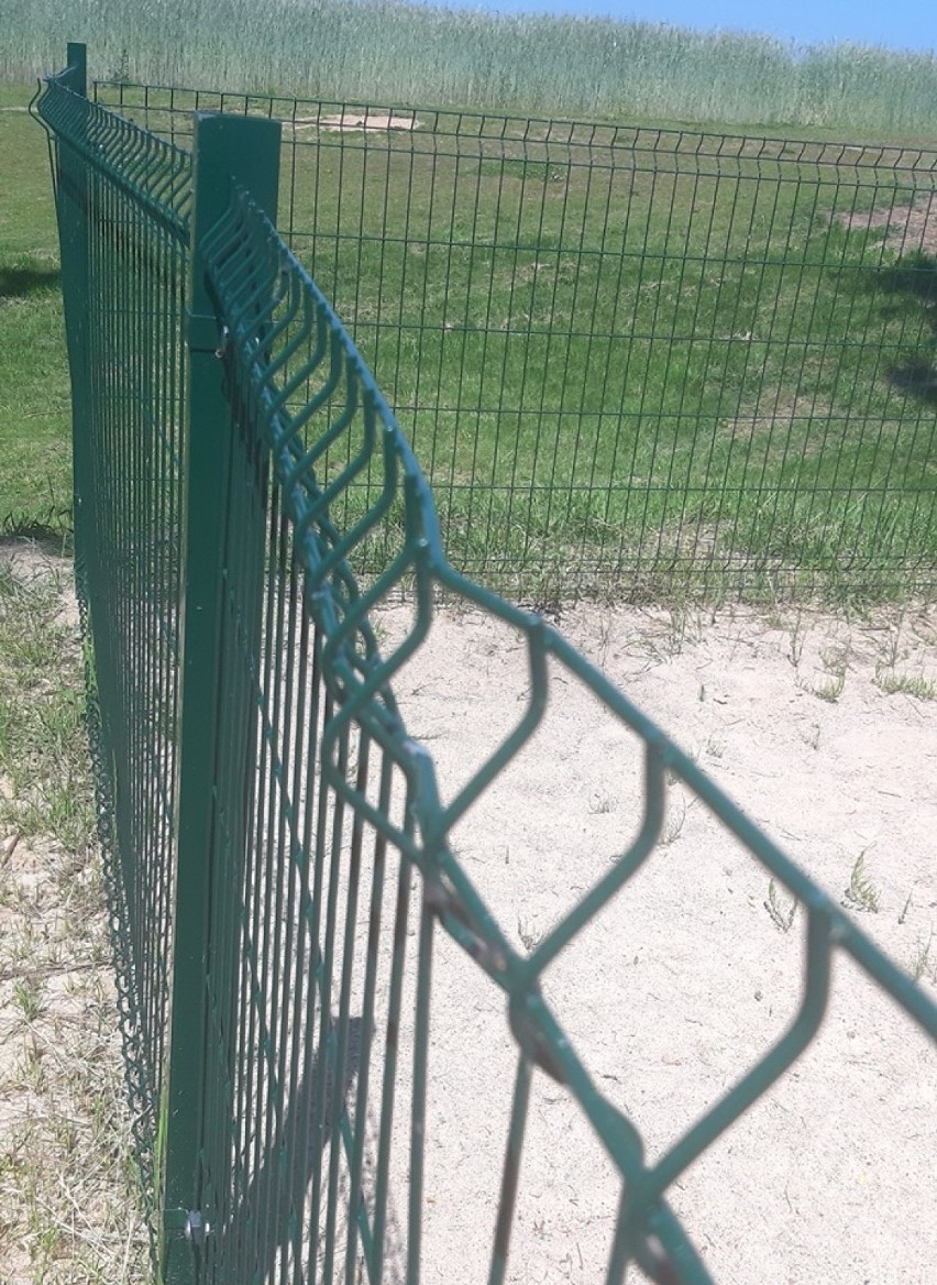 Urzędnicy ze Skoków poszukują wandali, którzy zniszczyli ogrodzenie placu zabaw